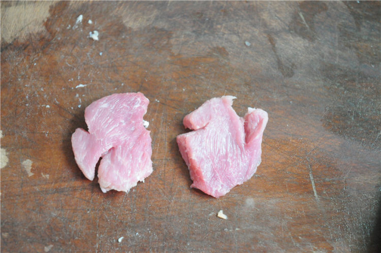 胡萝卜敲肉羹步骤1