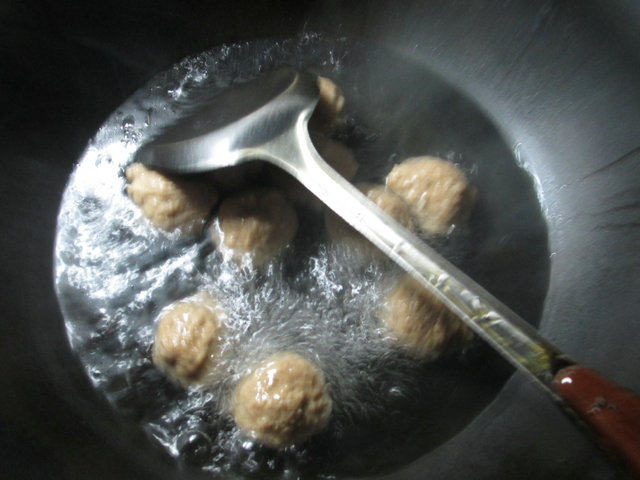 榨菜丝牛肉丸白菜汤步骤2