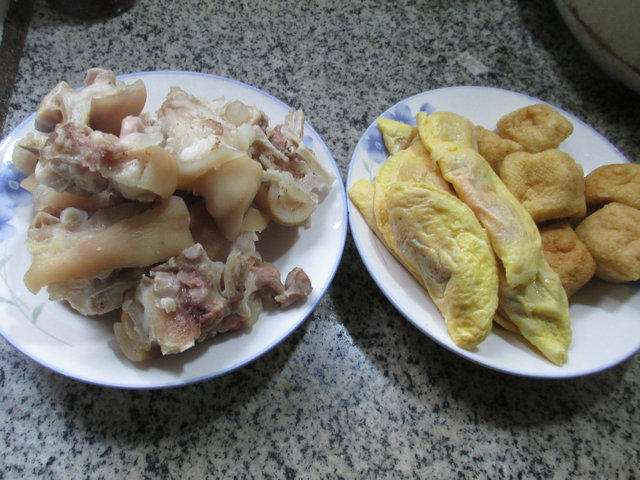油豆腐蛋饺猪蹄汤步骤1