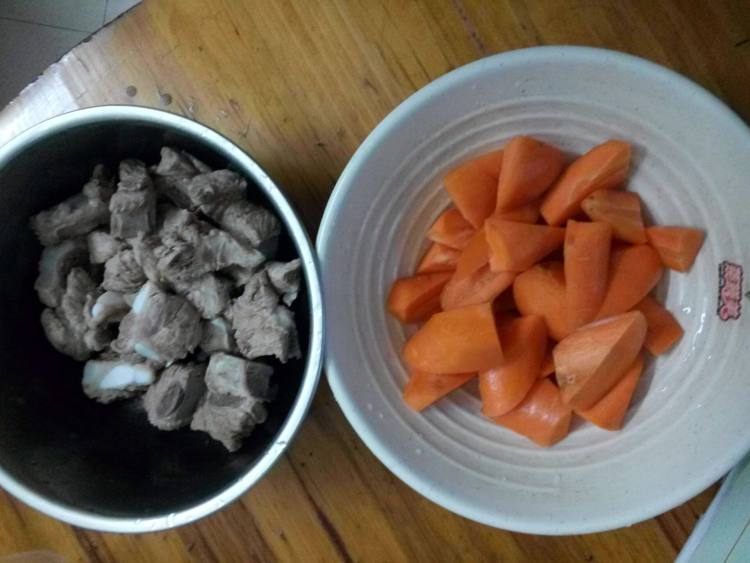 红萝卜煲鸡肉步骤1