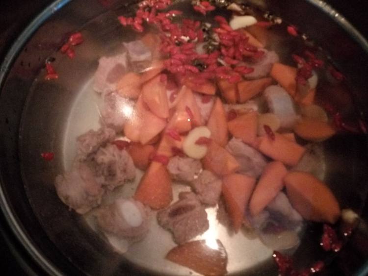红萝卜煲鸡肉步骤2