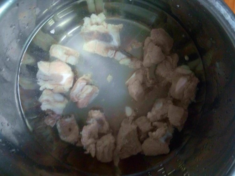 茶树菇排骨汤#本味家步骤3