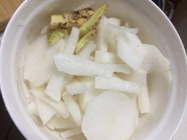 鱼头萝卜汤步骤2