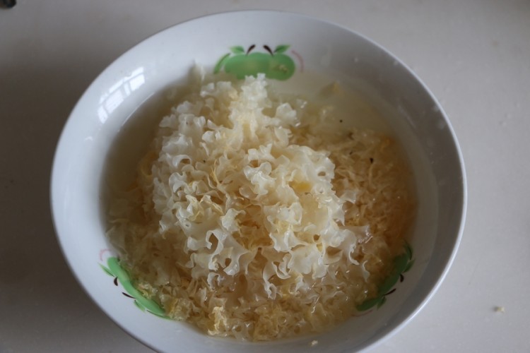 桃胶大枣银耳羹步骤2