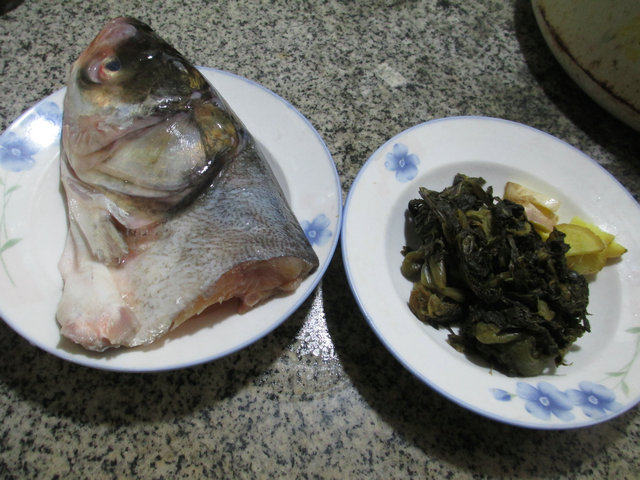酸菜鱼头汤步骤1