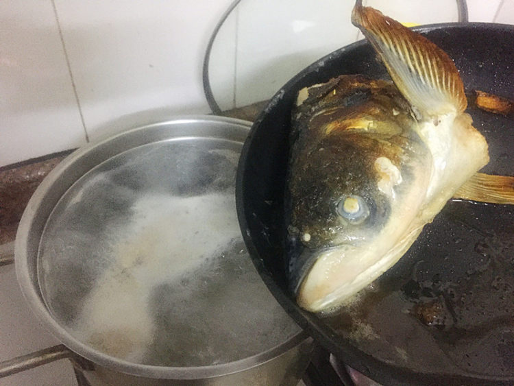 天麻玉竹鱼头汤步骤8