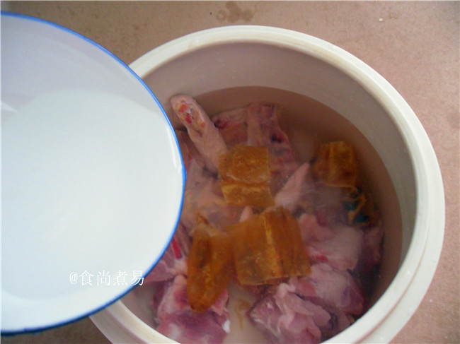 排骨鸡肉炖花胶步骤6