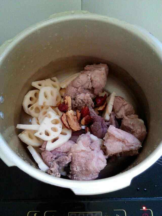 莲藕红枣骨头汤步骤4