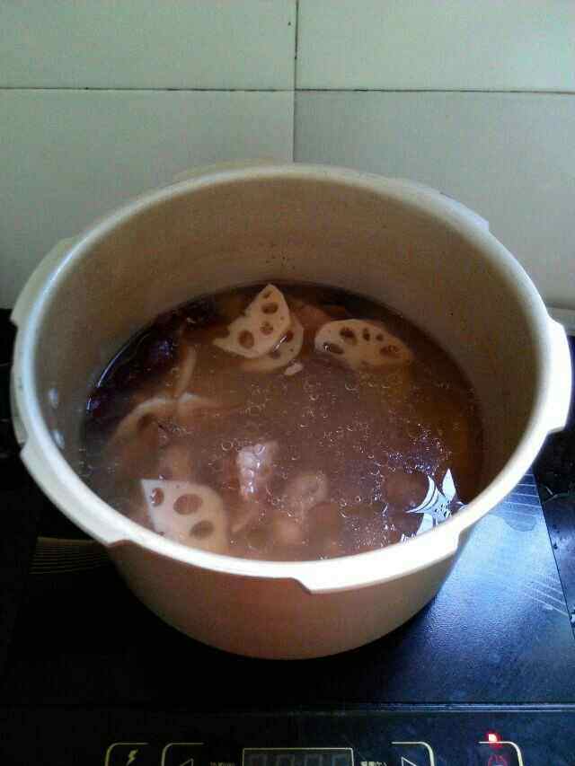 莲藕红枣骨头汤步骤8