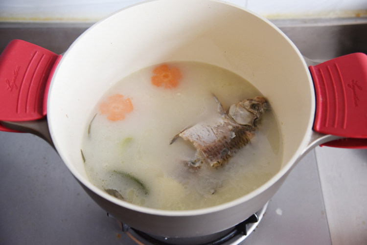马蹄鲫鱼汤步骤5