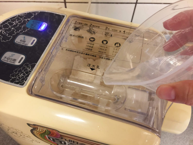蛤蜊鲜鱼汤面步骤2