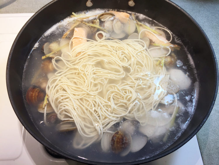 蛤蜊鲜鱼汤面步骤13