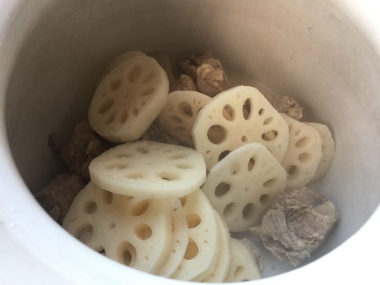 红枣莲藕排骨汤步骤7