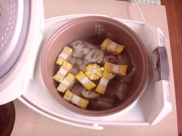 玉米莲藕排骨汤步骤5
