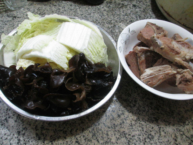 黑木耳白菜肉骨汤步骤1