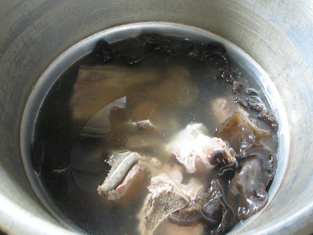 黑木耳白菜肉骨汤步骤5