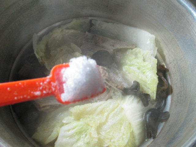 黑木耳白菜肉骨汤步骤7