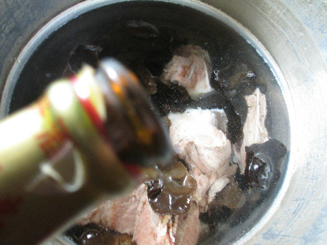 黑木耳白菜肉骨汤步骤3
