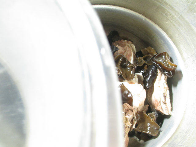 黑木耳白菜肉骨汤步骤2