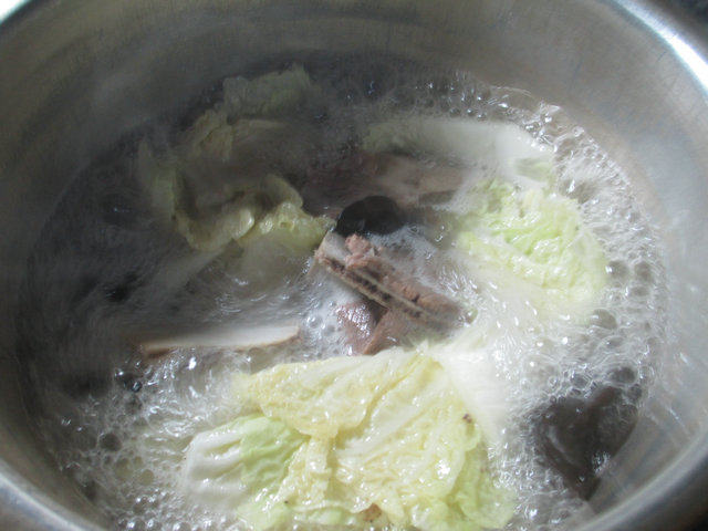 黑木耳白菜肉骨汤步骤6