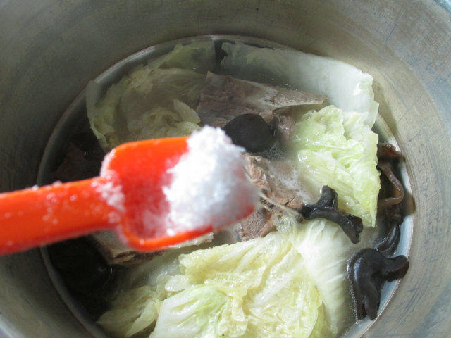 黑木耳白菜肉骨汤步骤8