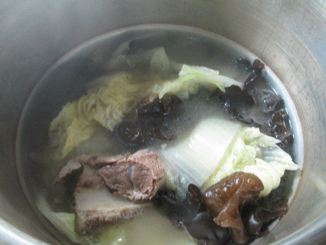 黑木耳白菜肉骨汤步骤9