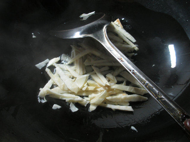 雪菜冬笋豆腐汤步骤4