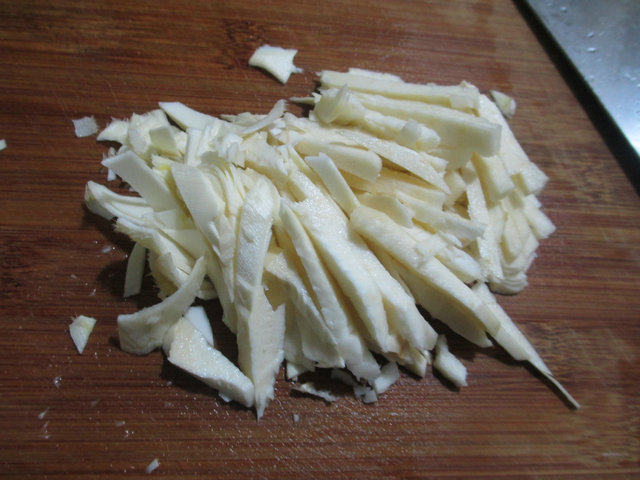 雪菜冬笋豆腐汤步骤3