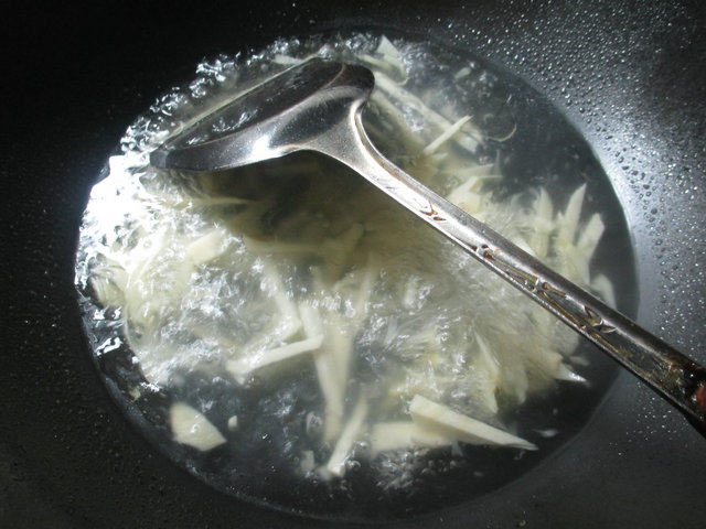 雪菜冬笋豆腐汤步骤5