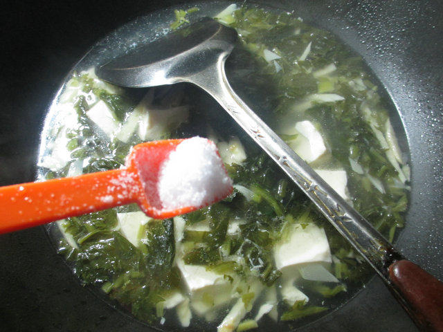 雪菜冬笋豆腐汤步骤7
