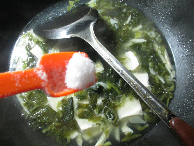 雪菜冬笋豆腐汤步骤8