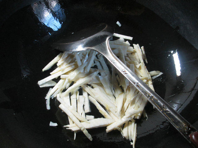 五花肉雪菜冬笋汤步骤3
