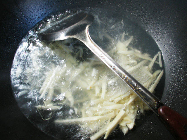 五花肉雪菜冬笋汤步骤4