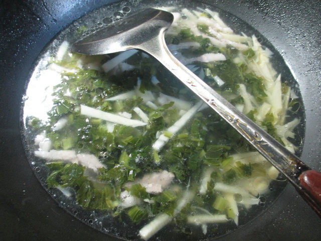 五花肉雪菜冬笋汤步骤5