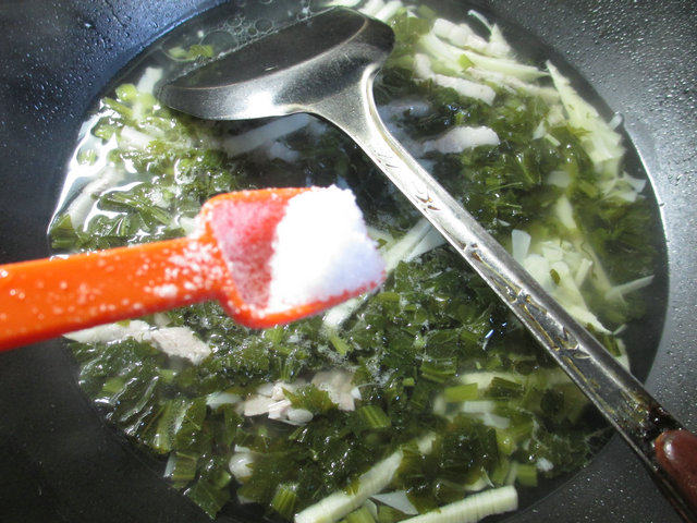五花肉雪菜冬笋汤步骤6