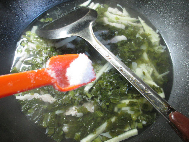 五花肉雪菜冬笋汤步骤7