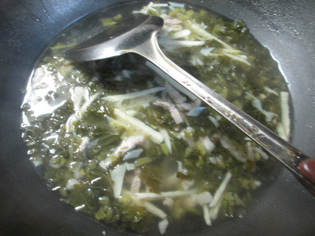 五花肉雪菜冬笋汤步骤8