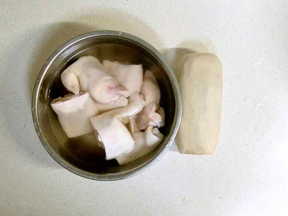 砂锅煲莲藕猪蹄汤步骤1