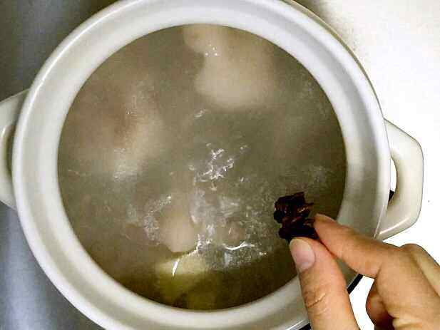 砂锅煲莲藕猪蹄汤步骤5