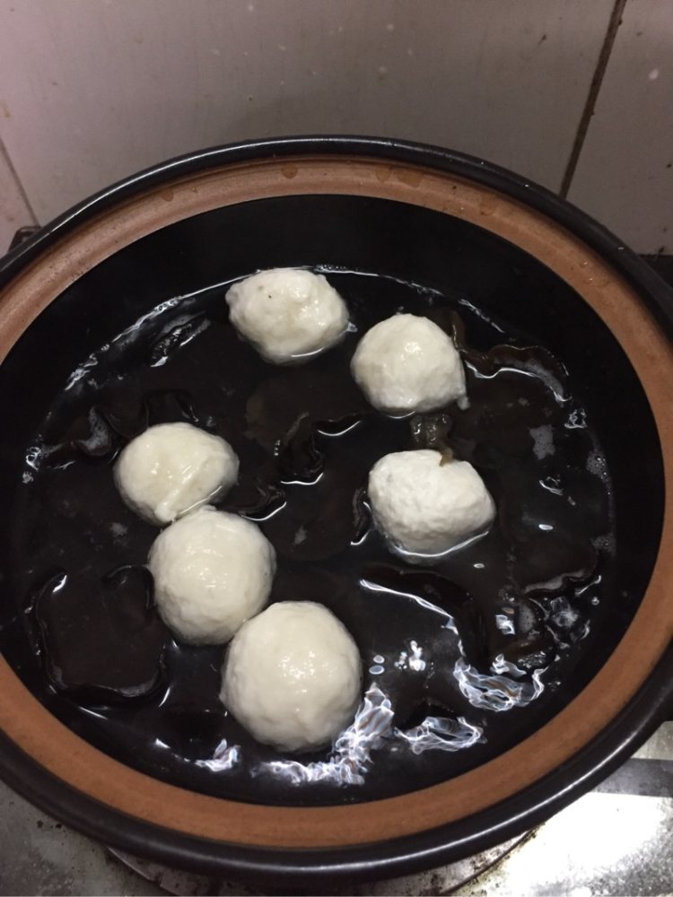砂锅木耳丸子汤步骤3