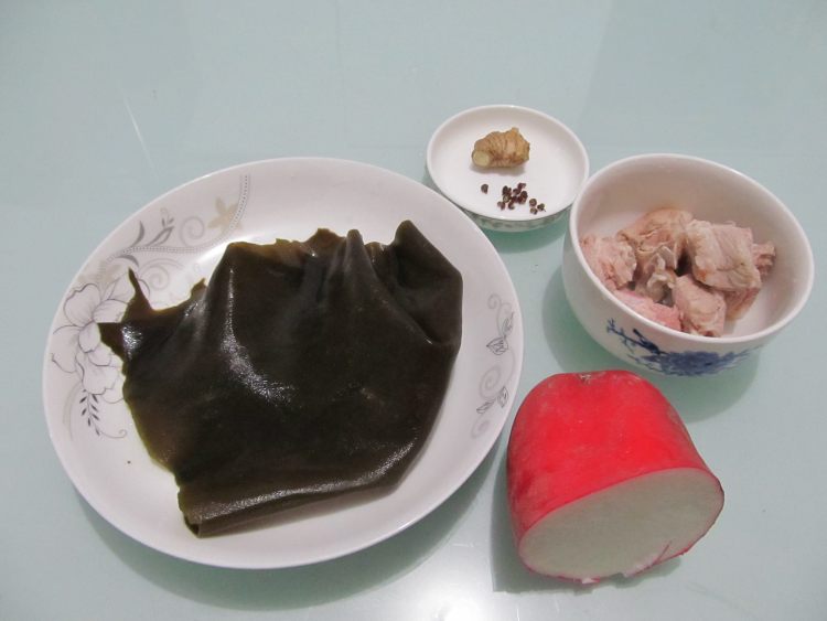 萝卜海带排骨汤步骤1