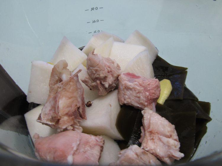萝卜海带排骨汤步骤4