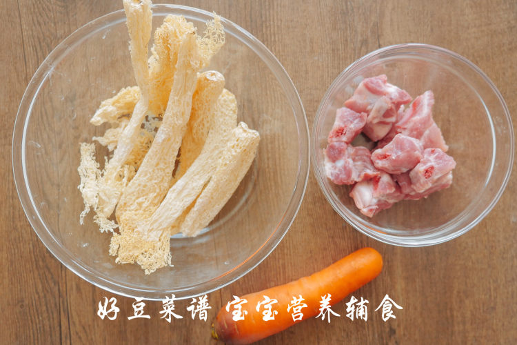 竹荪排骨汤步骤1