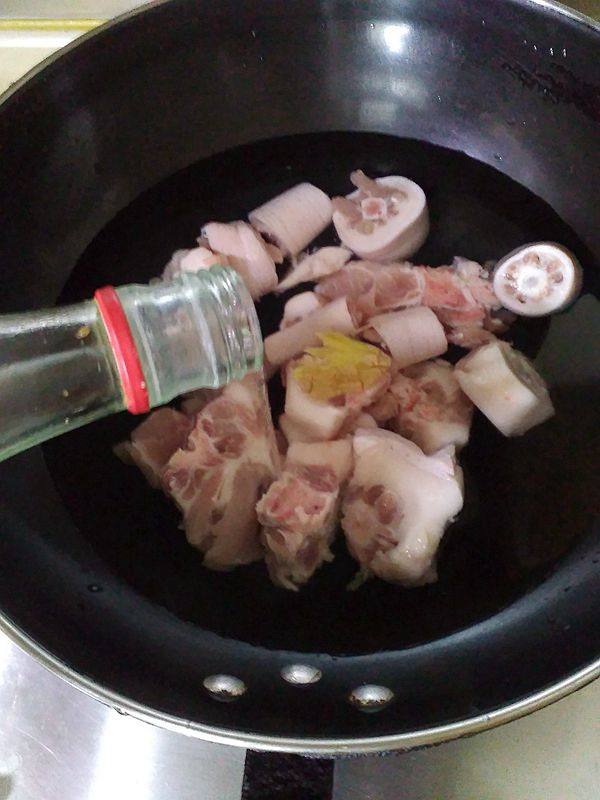 太子参薏米百合煲猪尾步骤2