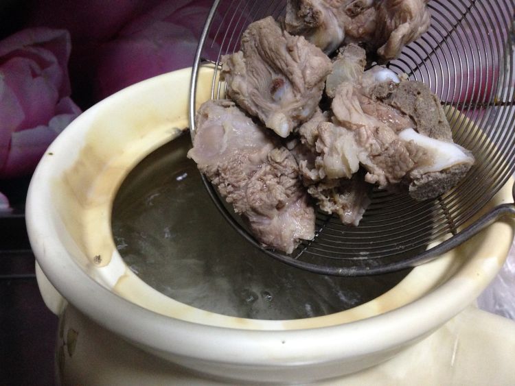 莲藕玉米排骨汤步骤5