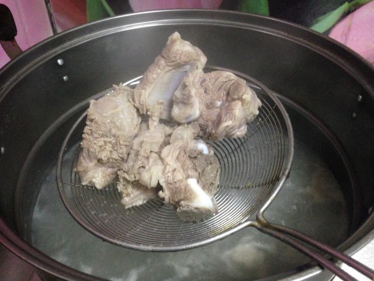 莲藕玉米排骨汤步骤4