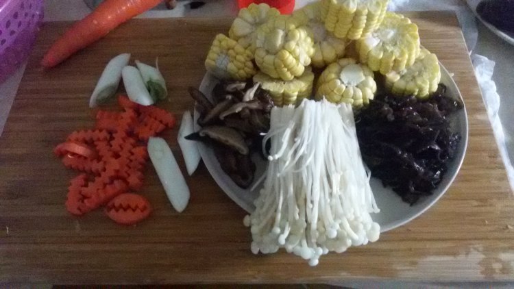 时蔬鲫鱼汤步骤1