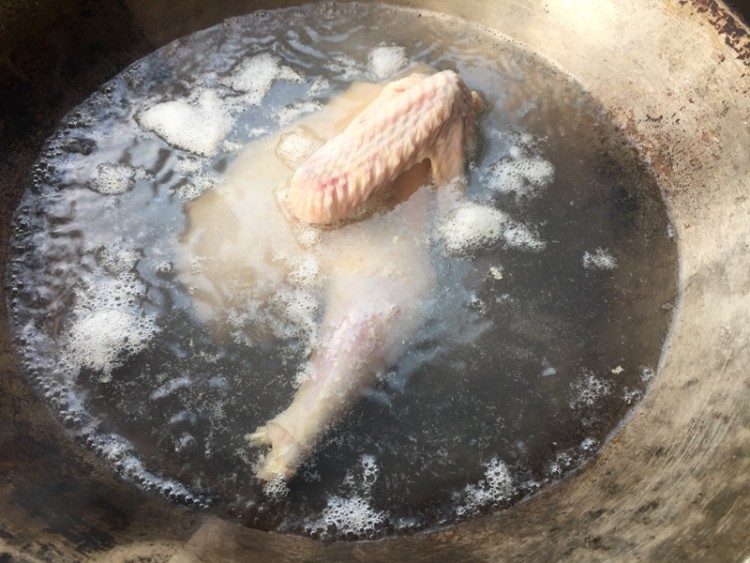 牛蒡红枣煲土鸡步骤2