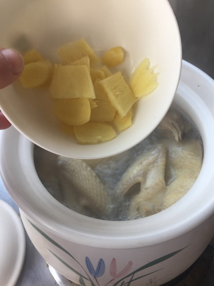 牛蒡红枣煲土鸡步骤5