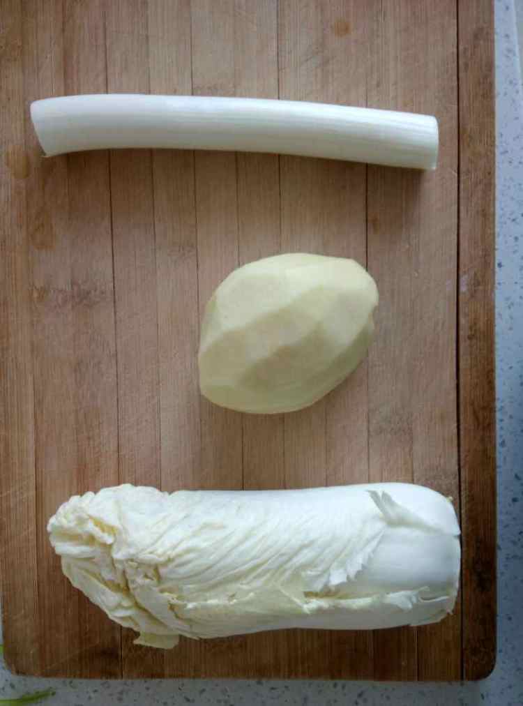 白菜炖土豆步骤1